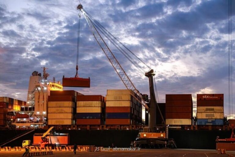 تجهیز جرثقیل های بندر چابهار به ابزار جابه جایی كانتینر؛ عملیات کانتینری در چابهار به ۱۰۰ هزار تی ای یو می رسد