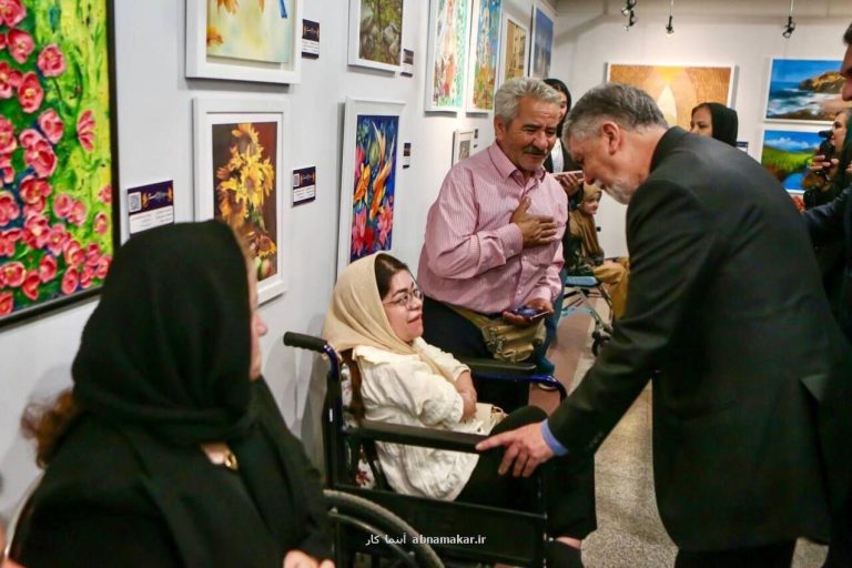 استفاده از آثار هنرمندان توان یاب در هدایای برنامه های فرهنگی خارجی